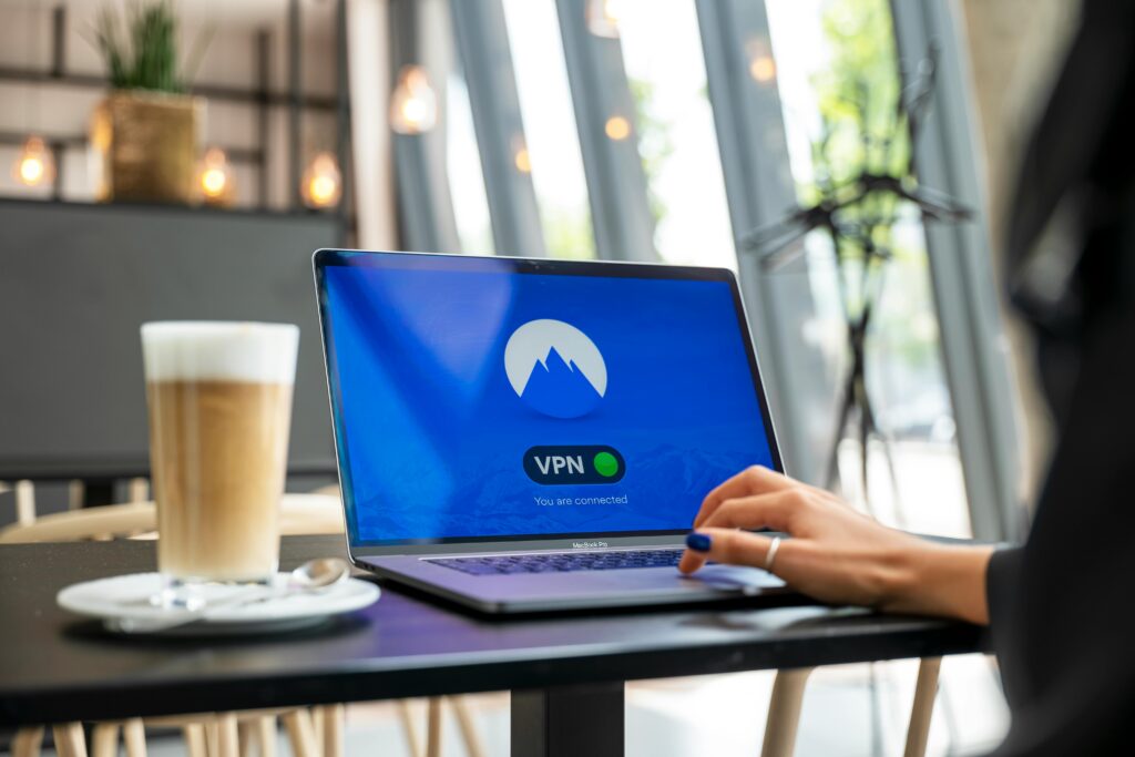 Dùng VPN để bảo vệ quyền riêng tư khi dùng ChatGPT