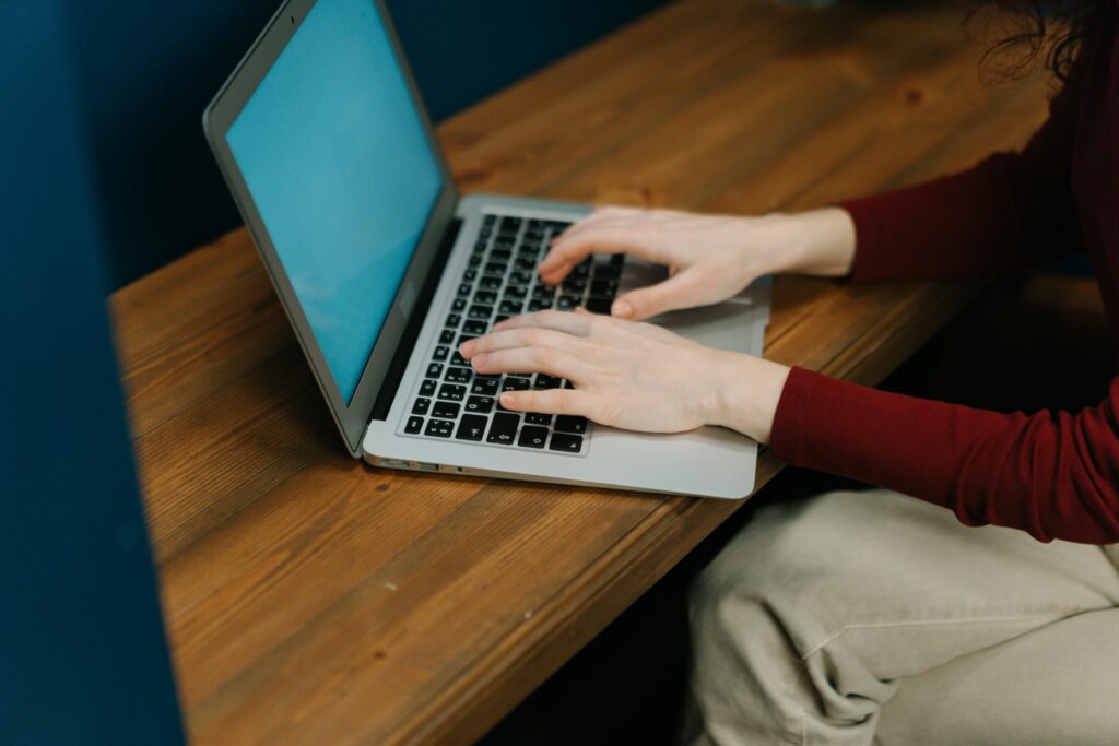 Người Việt kiếm tiền online với AI tools trên laptop tại nhà